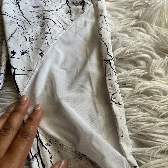 Varley marble leggings with mesh cut outs - Picture 3 of 5